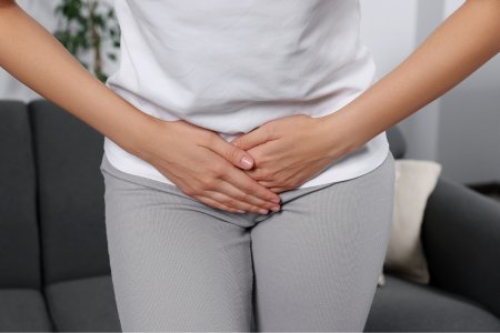 pain in the lower abdomen is a common sign of a uti